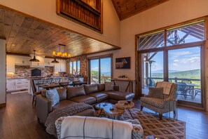 Huisje, Meerdere bedden, terras, uitzicht op bergen (Breezeway Lodge at Eagles Nest) | Woonruimte | Een open haard