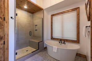 Hytte - flere senge - terrasse - bjergudsigt (Breezeway Lodge at Eagles Nest) | Badeværelse | Designertoiletartikler, håndklæder, Toiletpapir