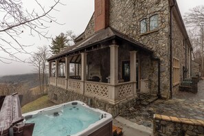 Ferienhaus, Mehrere Betten, Whirlpool, Bergblick (The Castle at Valle Crucis) | Außen-Whirlpool