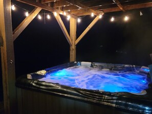 Cabane, plusieurs lits, bain à remous, vue montagne (Pine Creek Cabin) | Bain à remous extérieur