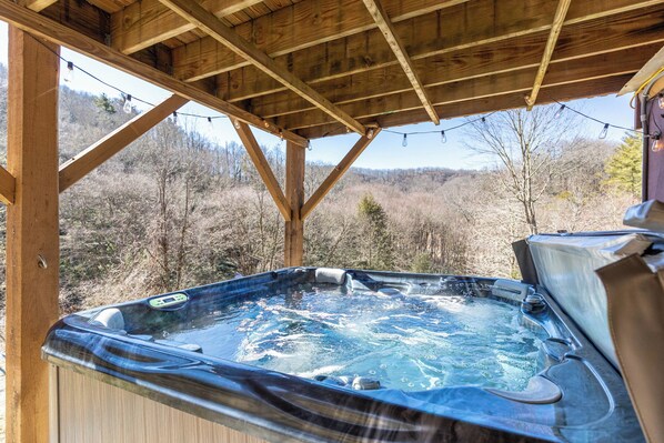Outdoor spa tub - Pine Creek Cabin (Blowing Rock)