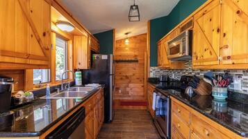 Cabin, Multiple Beds, Hot Tub, Mountain View (Pine Creek Cabin) | Private kitchen | Coffee/tea maker