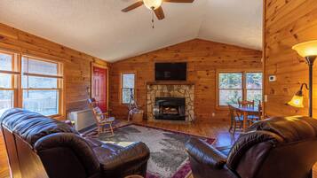 Cabin, Multiple Beds, Hot Tub, Mountain View (Pine Creek Cabin) | Living area