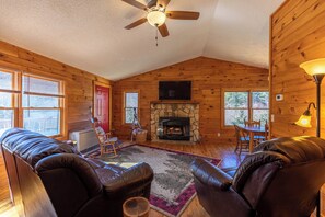 Living area - Pine Creek Cabin (Blowing Rock)