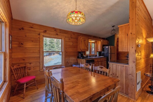 캐빈, 침대(여러 개), 온수 욕조, 산 전망 (Pine Creek Cabin) | 다이닝