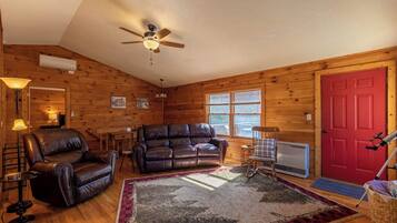 Cabin, Multiple Beds, Hot Tub, Mountain View (Pine Creek Cabin) | Living area
