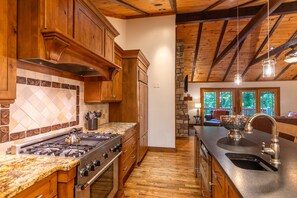 Hus - flere senge - terrasse - bjergudsigt (Peace of Mind at Hound Ears) | Privat køkken | Kaffe-/temaskine