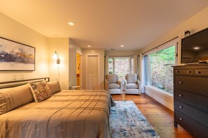 ハウス ベッド (複数台) パティオ マウンテンビュー (Peace of Mind at Hound Ears) | 3 室のベッドルーム、客室ごとに異なる装飾、客室ごとに異なるインテリア、ベッドシーツ