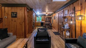 Hytte, flere senger, spabadekar, fjellutsikt (Creekside Cottage) | Innvendig