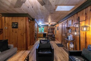 Stuga - flera sängar - bubbelpool - utsikt mot bergen (Creekside Cottage) | Interiör