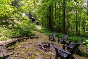 Property grounds - Creekside Cottage (Zionville)