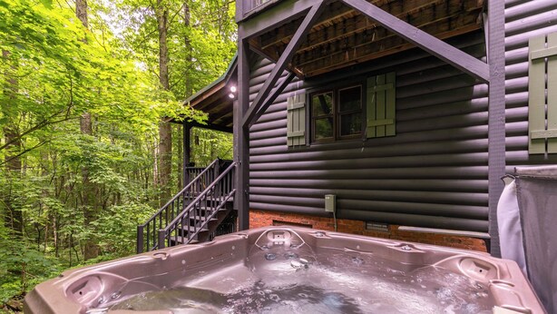 Hytte, flere senger, spabadekar, fjellutsikt (Creekside Cottage) | Utendørs boblebad