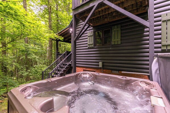 Stuga - flera sängar - bubbelpool - utsikt mot bergen (Creekside Cottage) | Bubbelpool utomhus