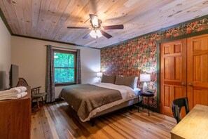 3 bedrooms, individually decorated, individually furnished, bed sheets - Creekside Cottage (Zionville)