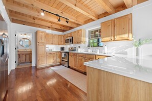 Cabane, plusieurs lits, bain à remous, vue montagne (Vista View) | Cuisine privée