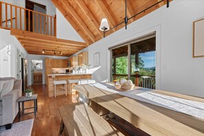 Chalet rustique, Plusieurs lits, baignoire à remous, vue sur la montagne (Vista View) | Intérieur
