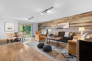 เคบิน, หลายเตียง, อ่างน้ำร้อน, วิวภูเขา (Vista View) | บริเวณนั่งเล่น | เตาผิง