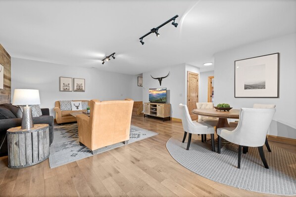 Cabin, Multiple Beds, Hot Tub, Mountain View (Vista View) | Interior