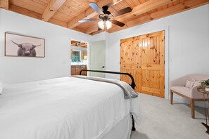 Cabin, Multiple Beds, Hot Tub, Mountain View (Vista View) | 3 bedrooms, individually decorated, individually furnished, bed sheets - Vista View (Sugar Grove)