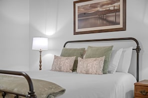 Cabin, Multiple Beds, Hot Tub, Mountain View (Vista View) | 3 bedrooms, individually decorated, individually furnished, bed sheets - Vista View (Sugar Grove)