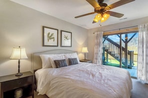 Cabin, Multiple Beds, Hot Tub, Mountain View (Vista View) | 1 bedroom, individually decorated, individually furnished, bed sheets