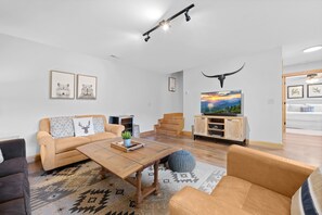 Hytte - flere senge - boblebad - bjergudsigt (Vista View) | Opholdsområde | Pejs