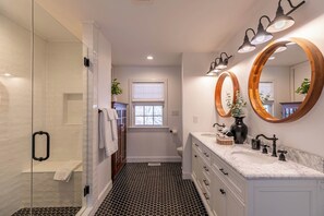 House, Multiple Beds, Patio, Mountain View (Gone Ski'Inn) | Bathroom | Designer toiletries, towels, toilet paper - Gone Ski'Inn (Banner Elk)