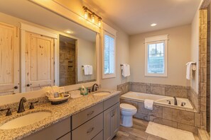 Ferienhaus, Mehrere Betten, Terrasse, Bergblick (The Grape Escape at Eagles Nest) | Badezimmer | Designer-Toilettenartikel, Handtücher, Toilettenpapier