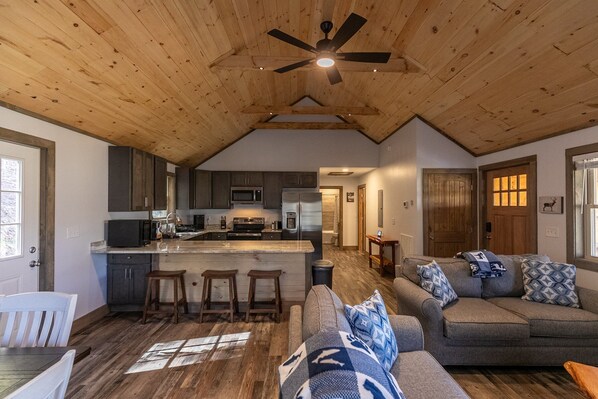 Cabaña, varias camas, patio, vista a la montaña (Whiskey Rock) | Área de sala de estar | Chimenea