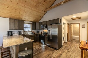 Cabaña, varias camas, patio, vista a la montaña (Whiskey Rock) | Cocina privada | Cafetera y tetera