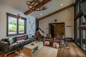 Hus - flera sängar - bubbelpool - utsikt mot bergen (Elevated Elk at Monteagle) | Vardagsrum | Eldstad