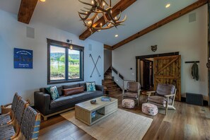 Maison, Plusieurs lits, baignoire à remous, vue sur la montagne (Elevated Elk at Monteagle) | Aire de séjour | Foyer