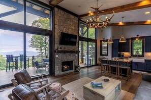 Maison, Plusieurs lits, baignoire à remous, vue sur la montagne (Elevated Elk at Monteagle) | Aire de séjour | Foyer