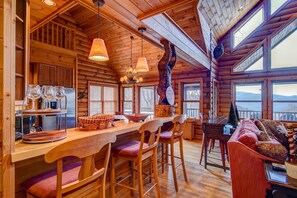 Cabin, Multiple Beds, Hot Tub, Mountain View (Four Points) | Interior - Four Points (Vilas)