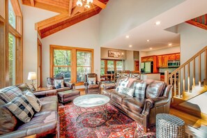 Ferienhaus, Mehrere Betten, Poolzugang, Bergblick (The Tree House at Echota) | Wohnbereich | Kamin