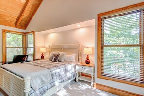 Maison, Plusieurs lits, accès à la piscine, vue sur la montagne (The Tree House at Echota) | 4 chambres, décor unique, ameublement unique, literie fournie