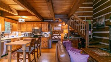 Cabin, Berbilang Katil, Hot Tub, Mountain View (Whispering Pines) | Dapur peribadi | Pembancuh kopi/teh