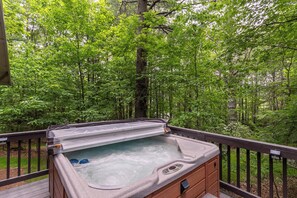 Outdoor spa tub - Whispering Pines (Fleetwood)