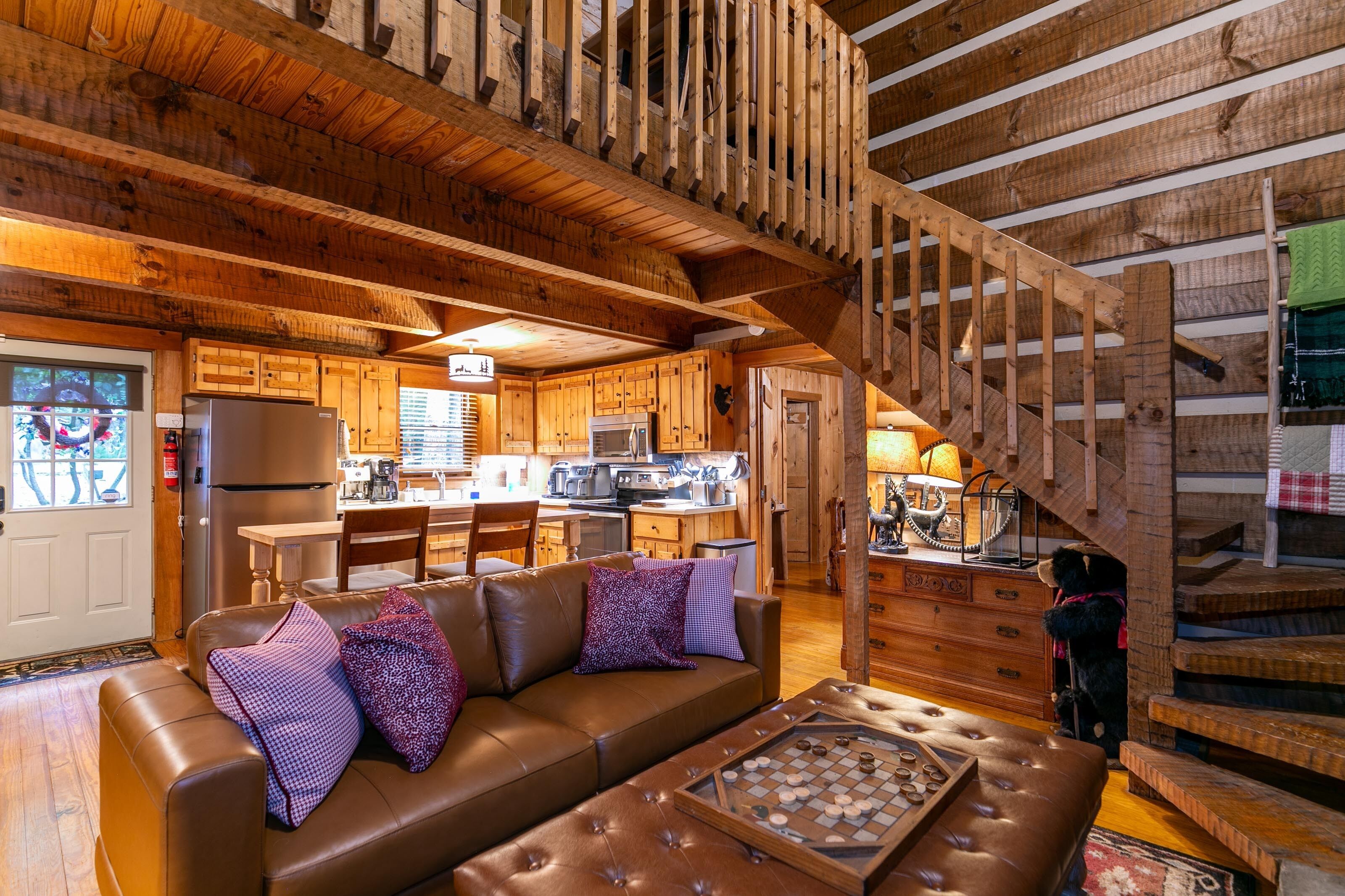 Cabin, nhiều giường, bồn tắm nước nóng, quang cảnh núi (Whispering Pines) | Khu phòng khách | Lò sưởi 