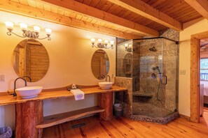 캐빈, 침대(여러 개), 온수 욕조, 산 전망 (Lazy Oaks Lodge ) | 욕실 | 고급 세면용품, 타월, 화장지