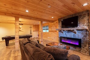 Stuga - flera sängar - bubbelpool - utsikt mot bergen (Lazy Oaks Lodge ) | Vardagsrum | Eldstad