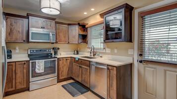 Condo, Berbilang Katil, Patio, Mountain View (The Wander Inn) | Dapur peribadi | Pembancuh kopi/teh