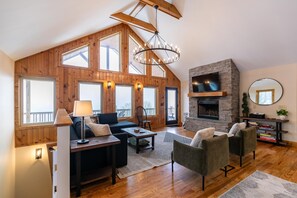 Casa, várias camas, banheira de imersão, vista para a montanha (Aussies Den) | Área de estar | Lareira