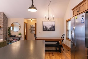 Huis, meerdere bedden, hot tub, uitzicht op bergen (Aussies Den) | Dineren