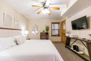 House, Multiple Beds, Hot Tub, Mountain View (Aussies Den) | 3 bedrooms, individually decorated, individually furnished, bed sheets