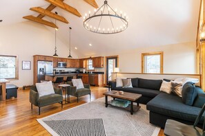 Casa, várias camas, banheira de imersão, vista para a montanha (Aussies Den) | Área de estar | Lareira