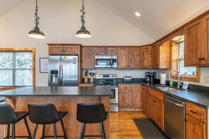 Casa, várias camas, banheira de imersão, vista para a montanha (Aussies Den) | Cozinha privada | Cafeteira/chaleira