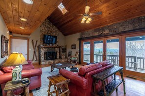 独立别墅, 多张床, 热水浴缸, 山景 (Antlers Lodge) | 起居区 | 壁炉