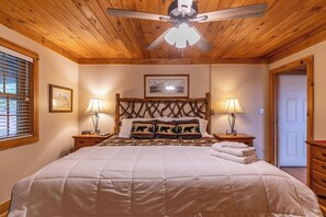 独立别墅, 多张床, 热水浴缸, 山景 (Antlers Lodge) | 3 多间卧室、特色装修、特色家居、床单