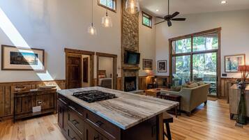 Kabin, Beberapa Tempat Tidur, patio, pemandangan gunung (Apres Chalet at Eagles Nest) | Interior